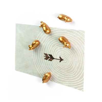 Use the magnetic golden pigs to hang up your papers and to-do lists.