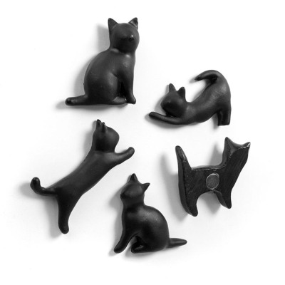 Black cat magnets from Trendform, 5-pack with strong magnets on the back
