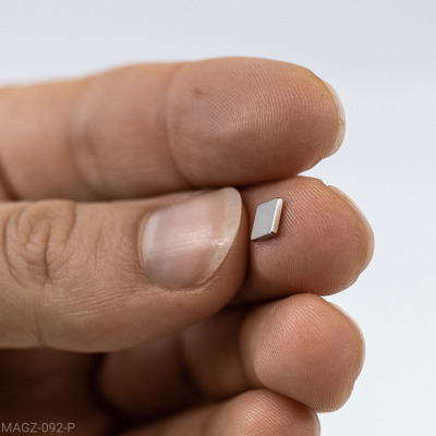 Here you can really see that at 5 mm. magnet is indeed very small compared to a finger