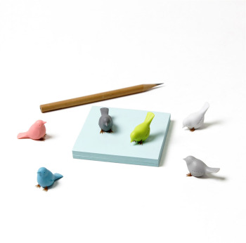 Sparrow magnets in pastel colors. 6 different colors, delivered in a small gift box from Qualy.