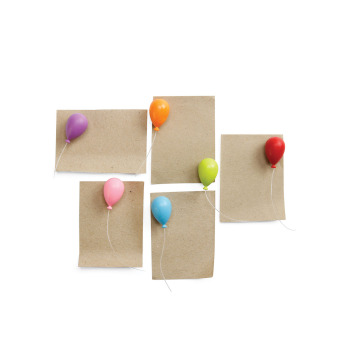 Fun and colorful balloon magnets fron Qualy in a gift package with 6 pcs. 6 different colors. You can bend the balloon strings.