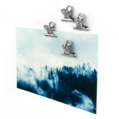 Hang up notes, pictures or postcards with the small magnetic clips.