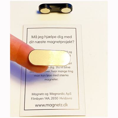 Here, you can see the self-adhesive metal plate that you can glue onto your business card to make it magnetic as counterpart to the magnet.