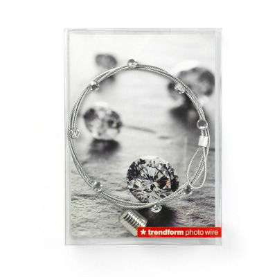 You get the LUCY set in a gift box with both magnetic diamonds and the steel wire.