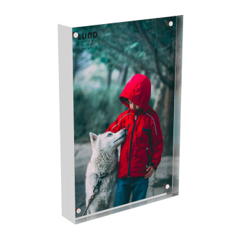 Magnetic frame in Plexiglass (acrylic) with a white border in the size 10x15 cm. (for standard photos). Transparent on both sides and can stand on its own without support.