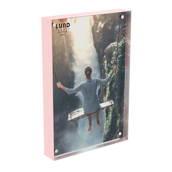 Magnetic frame in Plexiglass (acrylic) with light pink edge in the size 10x15 cm. (for standard photos). Transparent on both sides and can stand on its own without support.