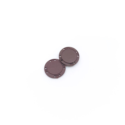 The two parts of the magnetic button next to each other. One package contains two parts (one north and one south).