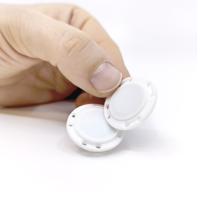 Here you see the magnetic button from a different angle, where you can notice the edge on one part. This perspective might also give you a better sense of its size at 26 mm compared to a hand.