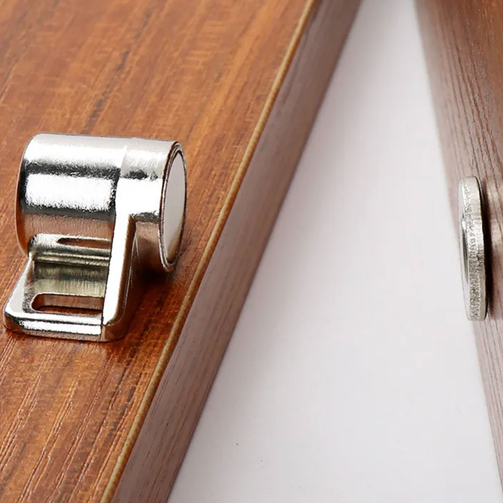 Magnetic lock for cupboards & drawers, silver Ø18 mm.