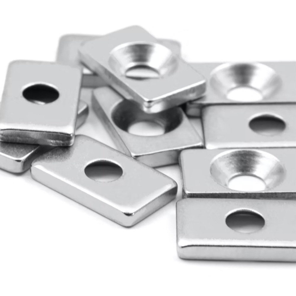 Countersunk metal plate 20x12x3 mm.